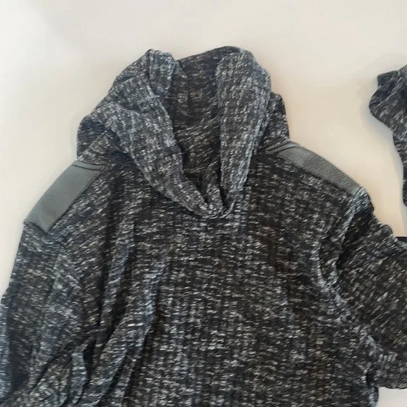 SOLD****Maurice’s soft, light-weight pullover. 🖤 EUC - Picture 4 of 5